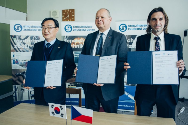 SZU signed a trilateral cooperation agreement with KGS and FTZU